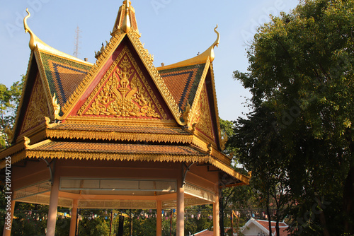 Konstfotografi kiosk in a buddhist temple (wat phnom) in phnom penh in cambodia