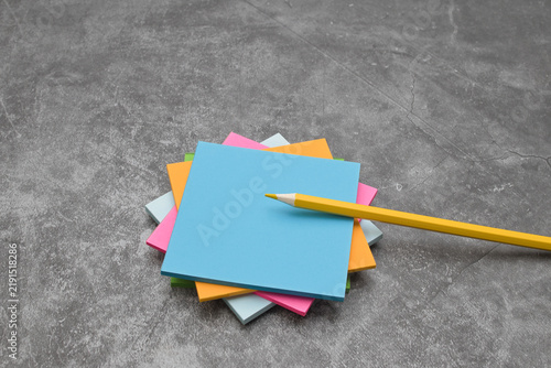 Konstfotografi blank note paper on wooden background