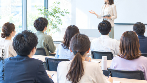 Obraz w ramie 新入社員研修を受ける若手社員と講師・社内セミナーの風景