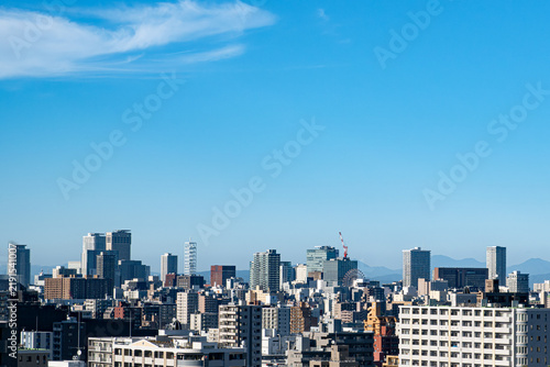 Fototapeta 青空の下に広がる札幌の市街地とビル群の遠景、北海道札幌市