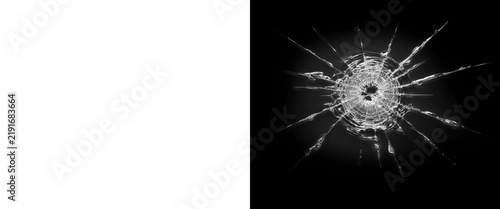 Foto Shattered glass bullet hole on black background, realistic broken glass texture