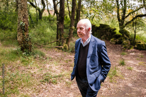 Canvastavla Eduardo lourenço walking through woods, deep in thought