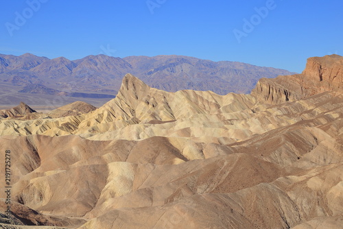Fotografie Eroded Badlands and Mountains at Zabriskie Point in Death Valley