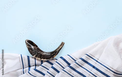Fotografie Shofar across tallit, Yom Kippur greeting concept
