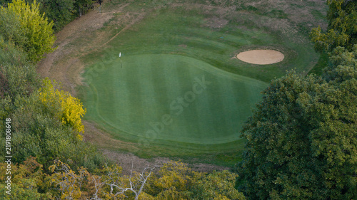 Quadro su tela vue aérienne d'un terrain de golf à la fin de l'été 2026 après les canicules et