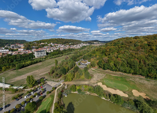 vue aérienne panoramique de Longwy et son agglomération avec le golf international au premier plan. Situé en Lorraine, dans le Pays-Haut, ancien fief de la sidérurgie lorraine entouré de forêts 