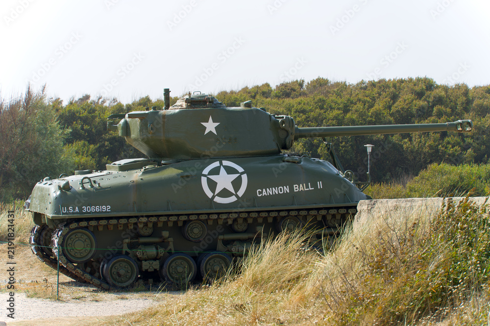 Obraz premium Sherman tank type M4A1 76W Canon Ball II at World War II military invasion site at Utah Beach on a sunny summer day. Photo taken July 16th, 2026, Utah Beach, Normandie, France.