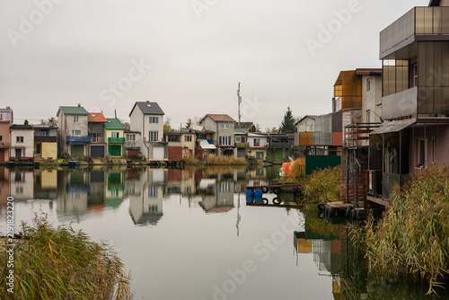 Foto Boathouse cottages on the shores of the Primorsky Bay in Kaliningrad