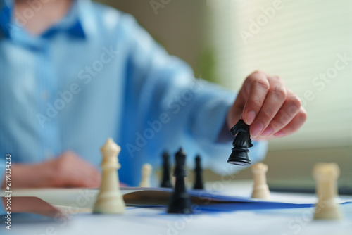 Foto Financial strategist maneuvering chess pieces across corporate performance metri