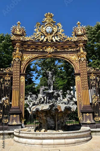 La fontaine de Neptune et les grilles de style Rococo sur la Place Stanislas de Nancy