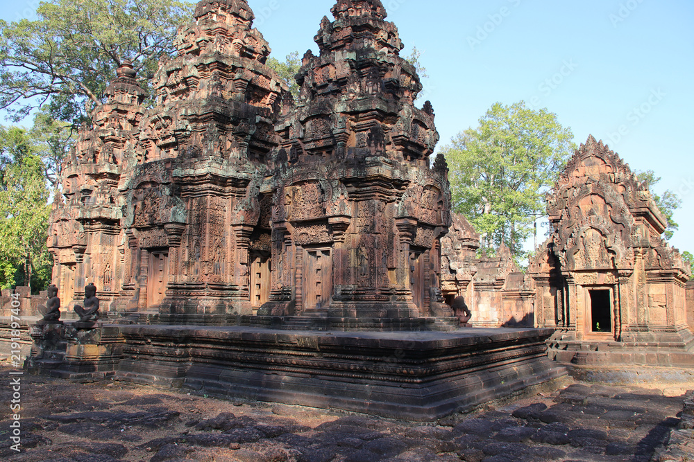 Obraz premium in a ruined buddhist and hindu khmer temple (banteay srei) in angkor in siem reap in cambodia 