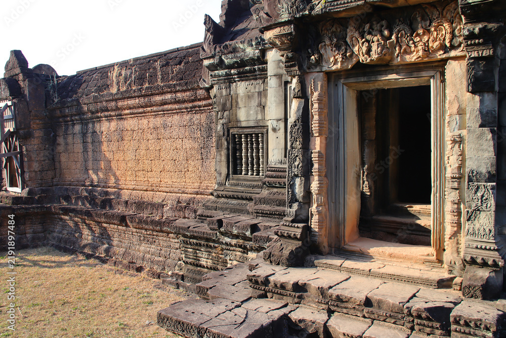 Obraz premium in a ruined buddhist and hindu khmer temple (banteay samre) in angkor in siem reap in cambodia 