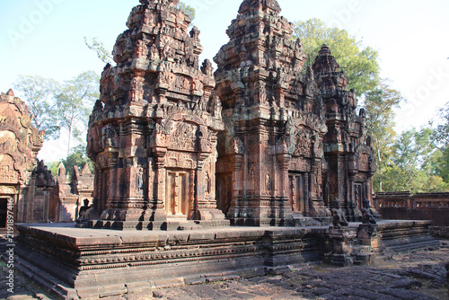 Quadro su tela in a ruined buddhist and hindu khmer temple (banteay srei) in angkor in siem rea