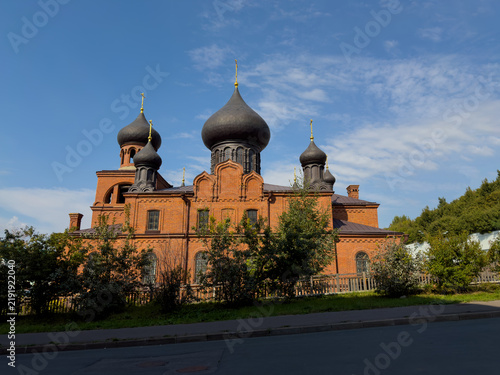 Foto A church with black domes in Kazan