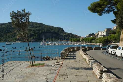 Il lungomare di Portovenere in provincia di La Spezia, Liguria, Italia.