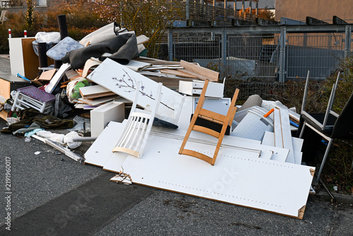 Foto pile of discarded furniture and household items abandoned on street in urban are