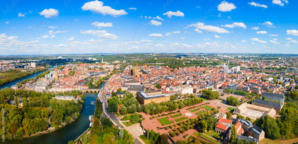 Obraz premium Aerial view Esplanade Garden and old town in Metz, France