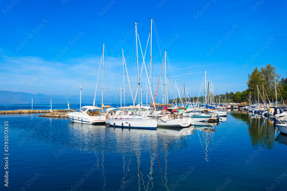 Obraz premium Thonon les Bains town marina at Geneva lake in France