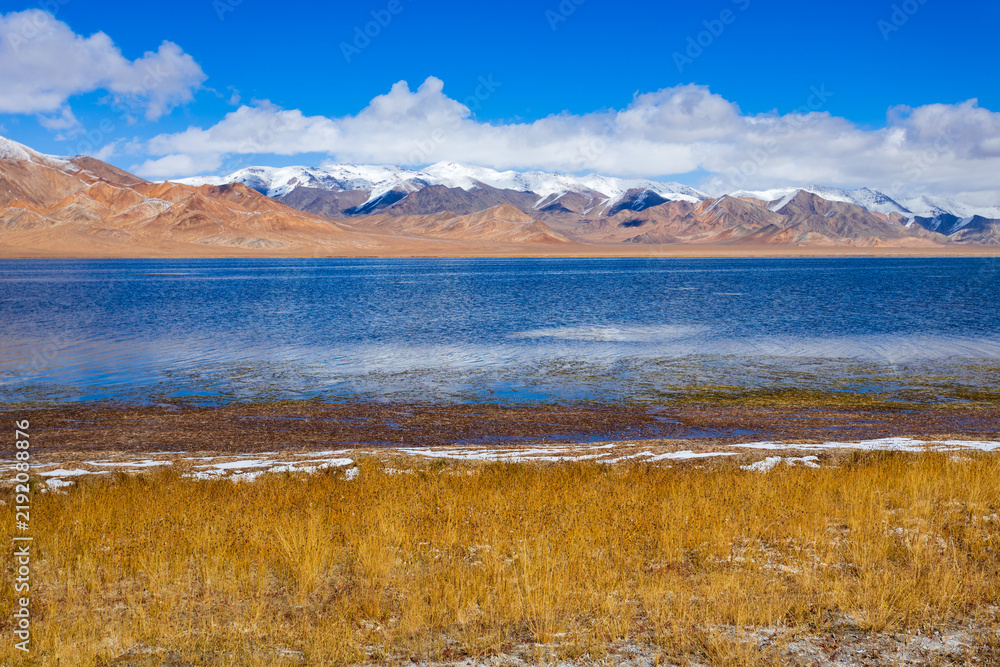 Obraz premium Rangkul lake and Pamir mountains near Murghab town, Tajikistan