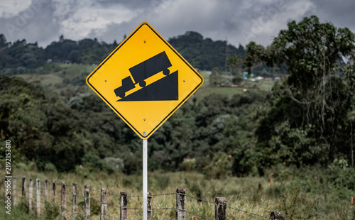 Señal de advertencia por pendiente pronunciada para camiones en carretera rural