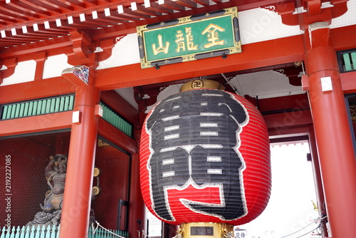 Obraz na płótnie 東京都台東区浅草にある浅草寺の雷門に吊るされた巨大な赤い提灯と金龍山の額、そして門を守る仁王像の威厳ある姿。