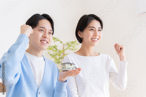 Tapety artystyczne 家を持つ夫婦