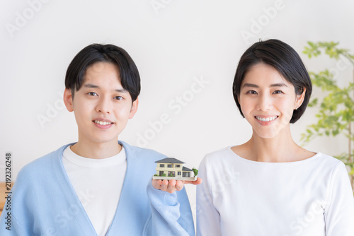 Tapety artystyczne 家を持つ夫婦