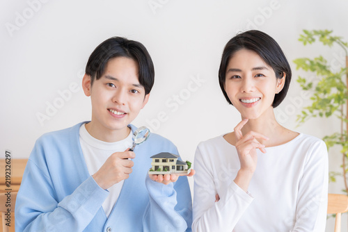 Tapety artystyczne 家を持つ夫婦