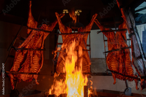 Foto Patagonian lamb, ember-roasted in the traditional Argentine style