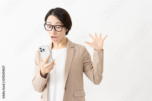 Принти на полотні スマトフォンを使う眼鏡をかけたスーツ姿の女性
