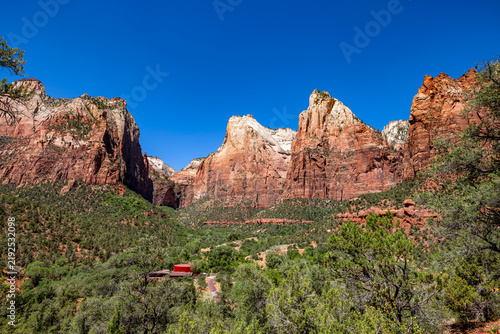 Foto Court of the Patriarchs and Virgin River in Zion