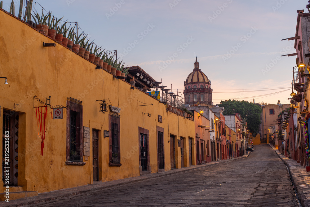 Obraz premium Street of the city of San Miguel De Allende, Mexico at the mornign, Guanajuato, Mexico.