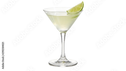 Fotografía Clear cocktail in martini glass with lime slice garnish, isolated on transparent