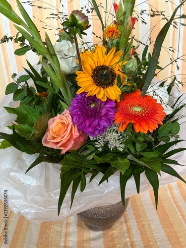 Bunter Blumenstrauß kreativ arrangiert