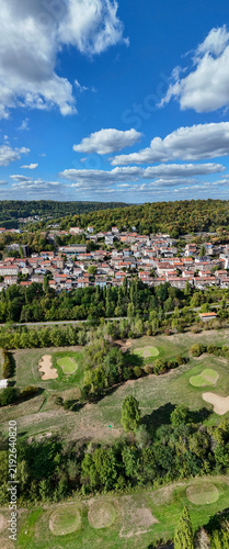 Картината върху платно vue aérienne panoramique de la ville de Longwy, Meurthe-et-Moselle avec son golf international au premier plan