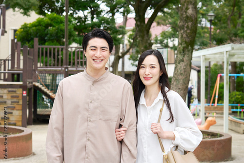 Foto 公園で笑顔のカップル30代日本人