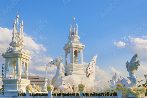 Foto Elaborate white royal crematorium complex with spires and mythical creature sculptures