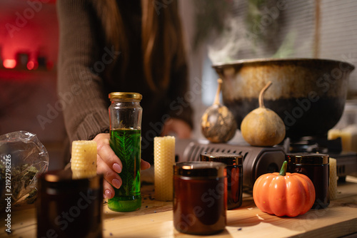 Fotografía A realistic witch brewing a potion in a cauldron