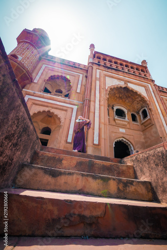 Foto Rear view of a traveler admiring the impressive facade of Safdarjung Tomb in Delhi, India