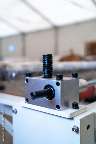 Bild auf Leinwand Close-up of a mechanical worm gear reducer unit with shaft and screw drive