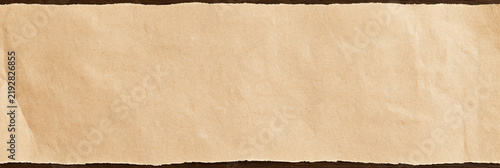 Zerknittertes braunes Packpapier als Hintergrund, beige-orange Textur mit Falten und Knicken, Bannerformat