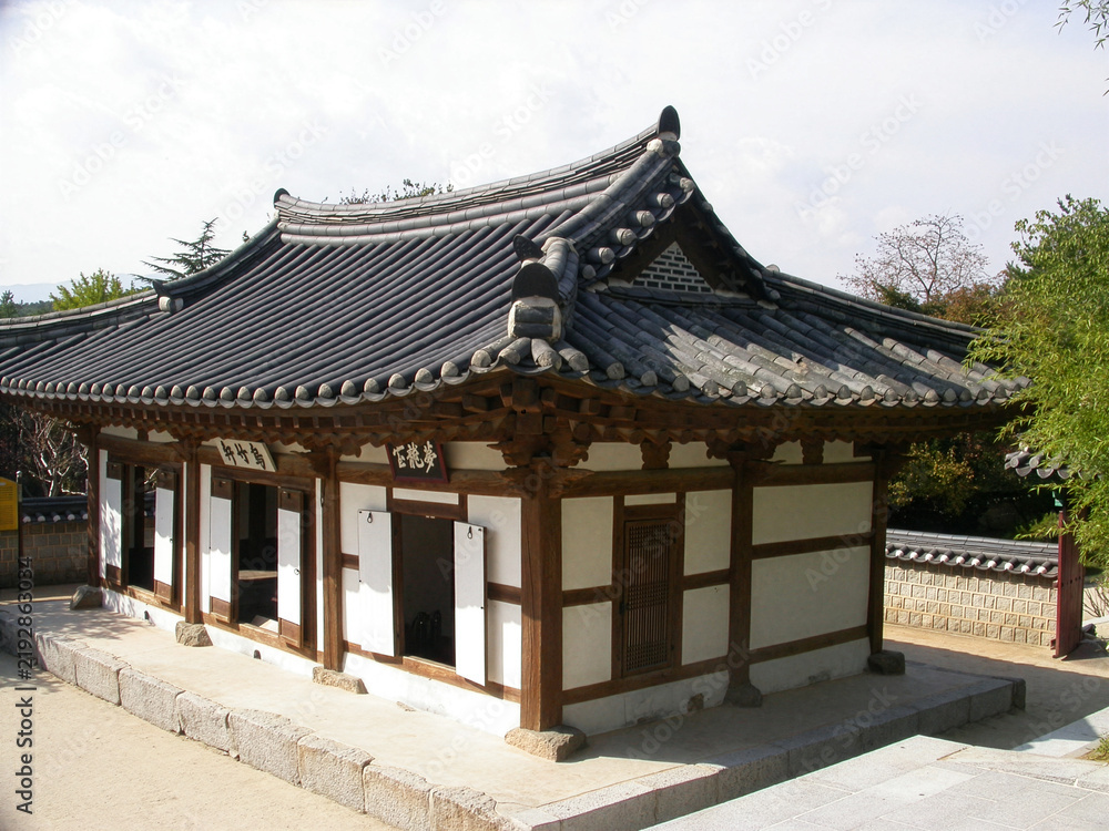 Obraz premium Traditional Korean hanok building with a tiled roof