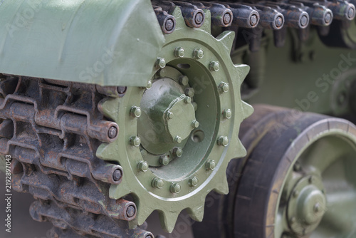 Obraz na płótnie Close-up view of a military tank track and wheel system in action
