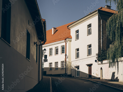 Foto Autumn Street Scene in Vilnius, Lithuania