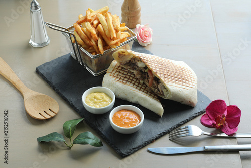 Repas de fast-food avec une portion de frites et un sandwich