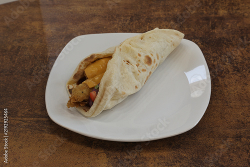 Картината върху платно Plat de fast-food avec poulet et fruits sur une assiette blanche