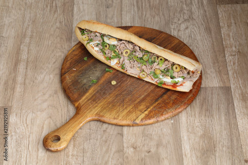 Принти на полотні Un sandwich composé de viande sur une planche en bois dans un cadre de restaurat
