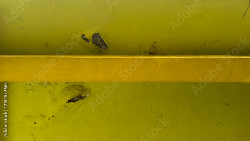 Foto Underneath View of Yellow Concrete Slab with Peeling Paint and Cracked Structura