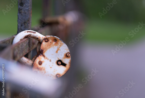 Foto A white heart-shaped padlock attached to a metal bridge railing in Latvia