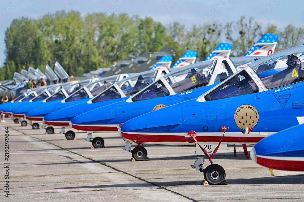 Obraz premium Patrouille de France avions alignés avant départ